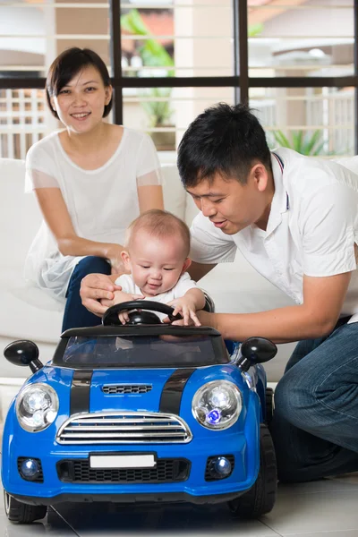 Asiático padres jugando coche —  Fotos de Stock