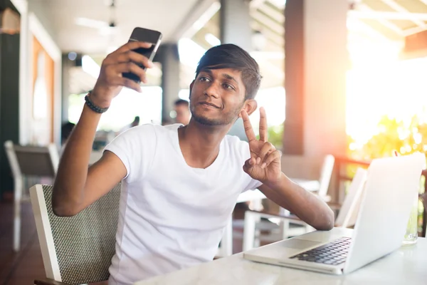 Indischer Mann macht Selfie — Stockfoto