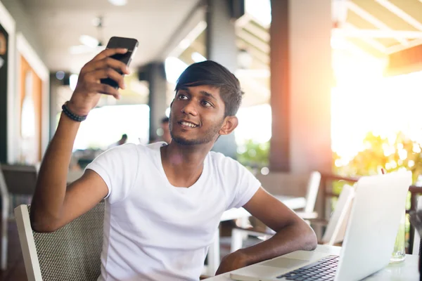 Índio macho tomando selfie — Fotografia de Stock