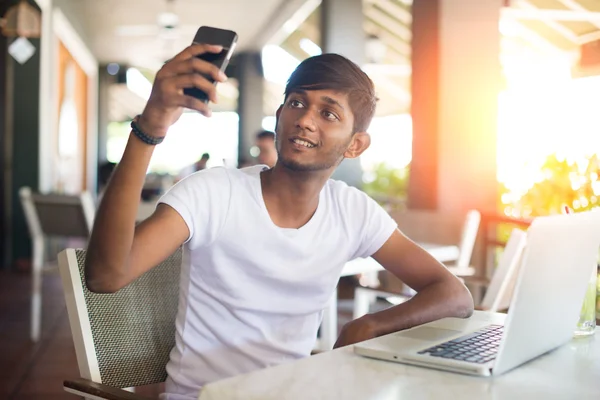 Indischer Mann macht Selfie — Stockfoto