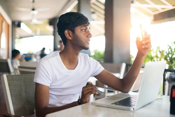 Indischer Mann macht Selfie — Stockfoto