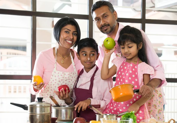 Família indiana cozinhar em casa — Fotografia de Stock