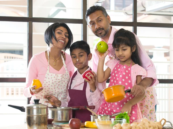 Indisk familie madlavning derhjemme - Stock-foto