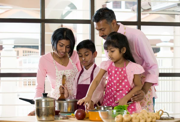 Familia india cocinando en casa — Foto de Stock