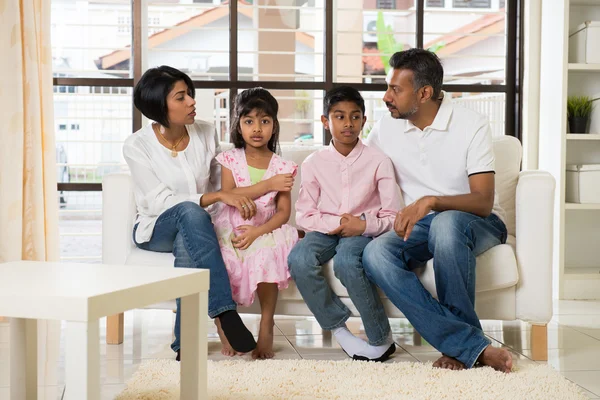 Familia en el salón — Foto de Stock