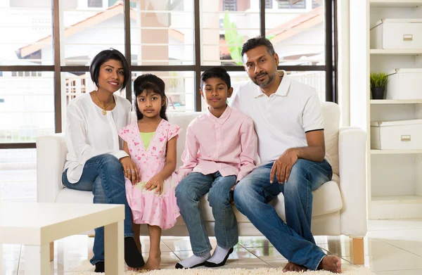 Familjen på vardagsrum — Stockfoto