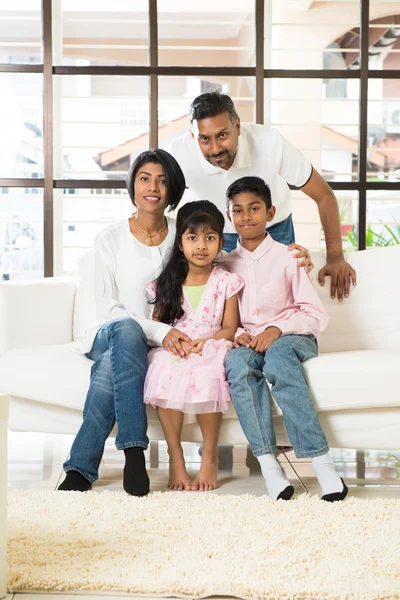 Familia en el salón — Foto de Stock