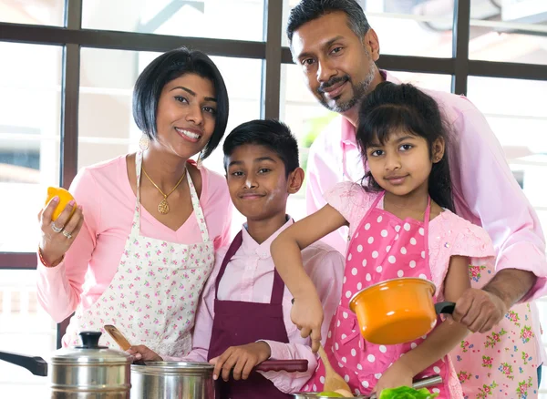 Rodzina Indian gotowania w domu — Zdjęcie stockowe