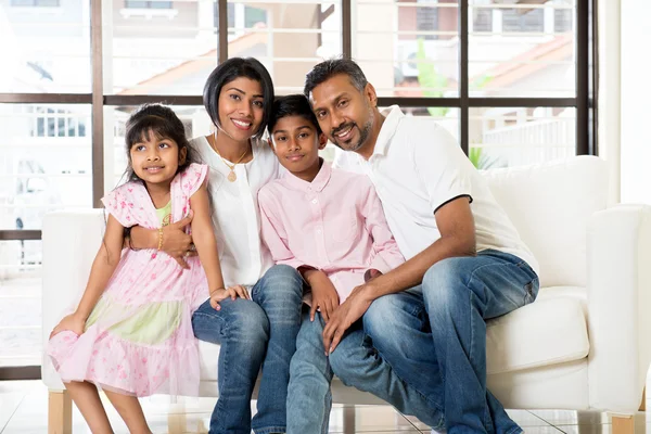 Indiase en gelukkige familie — Stockfoto