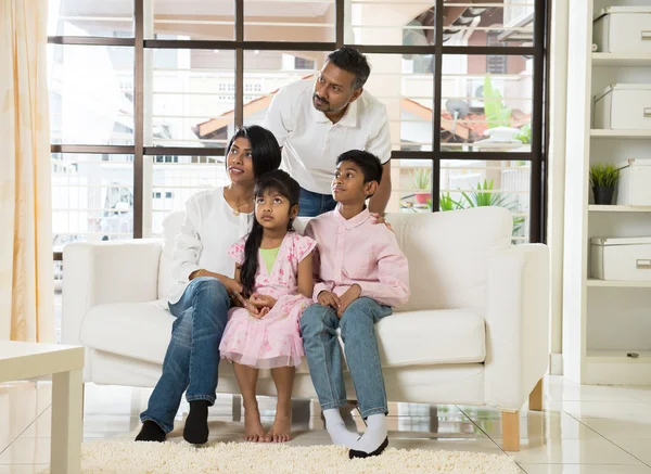 Glückliche indische Familie im Wohnzimmer — Stockfoto