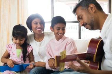 Hint aile evinde gitar çalmak