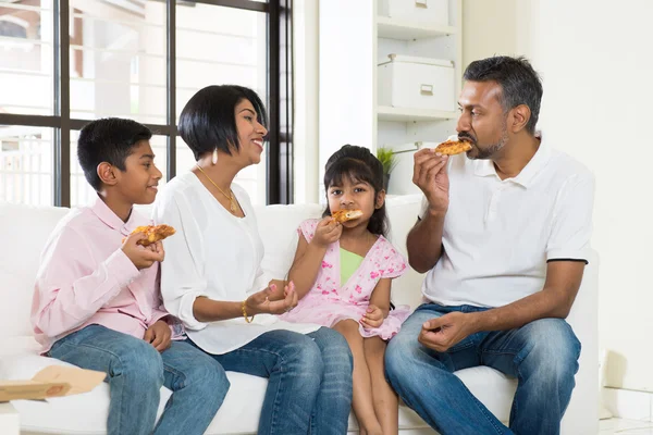 Família indiana feliz comer pizza — Fotografia de Stock