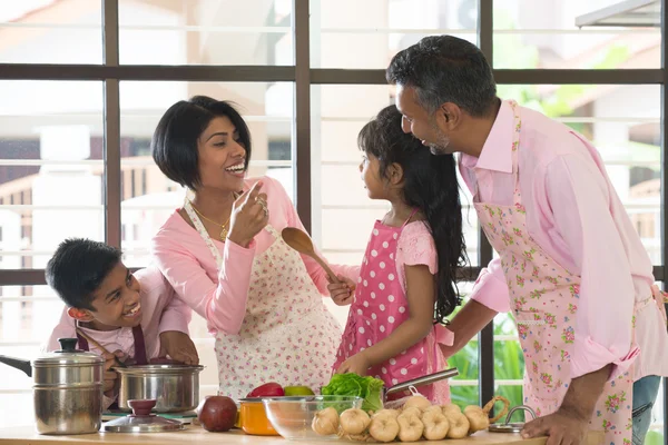 Indisk familj matlagning — Stockfoto