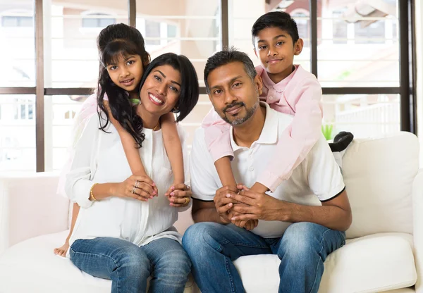 Indiase en gelukkige familie — Stockfoto