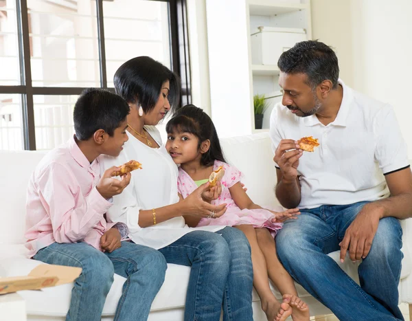 Счастливая индийская семья ест пиццу — стоковое фото