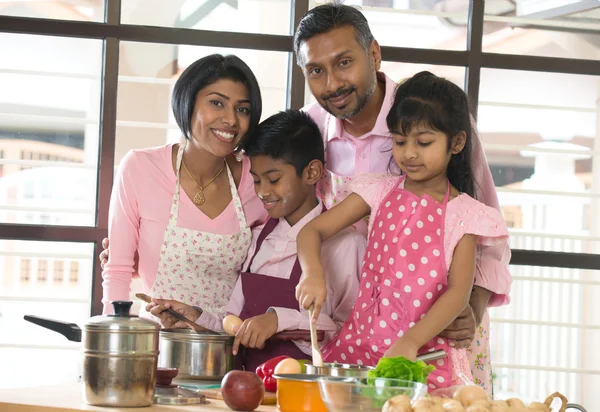 印度家庭在家里做饭 — 图库照片