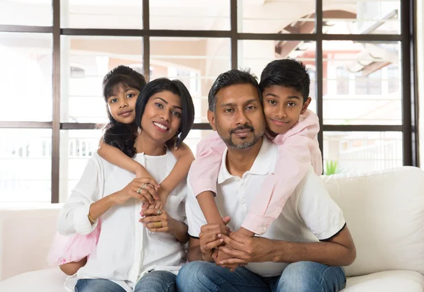 Indiase en gelukkige familie — Stockfoto