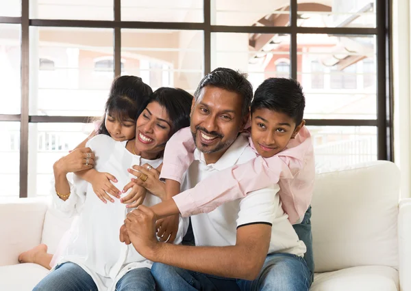 Lycklig indiska familj — Stockfoto