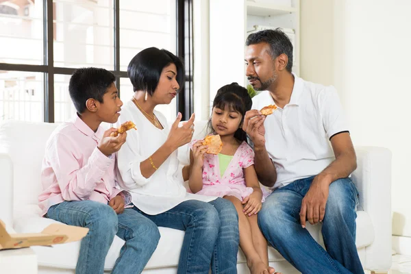 Família comer pizza em casa — Fotografia de Stock