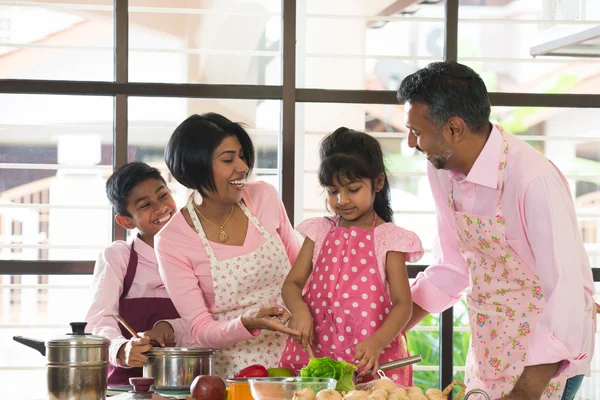 Indiase familie koken thuis — Stockfoto