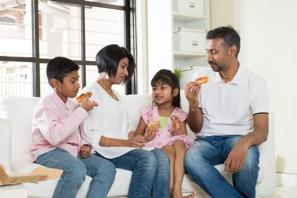 Happy indian family eating pizza — Stock Photo, Image
