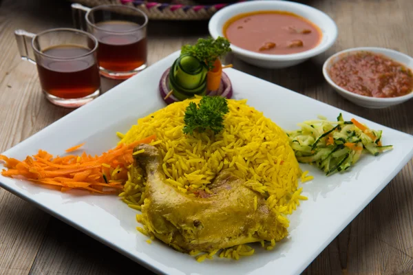 Mandi de pollo, arroz árabe popular — Foto de Stock