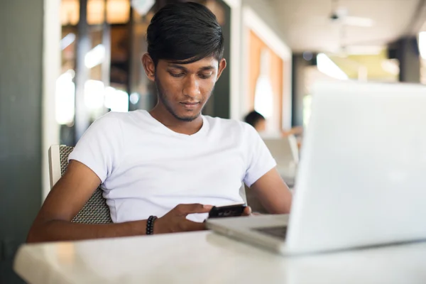 Indian Mężczyzna za pomocą laptopa — Zdjęcie stockowe