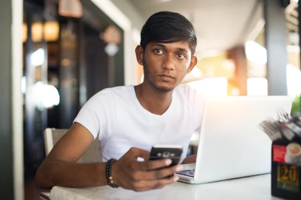Indischer Mann mit Laptop — Stockfoto