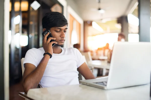 Indiska hane med telefon — Stockfoto