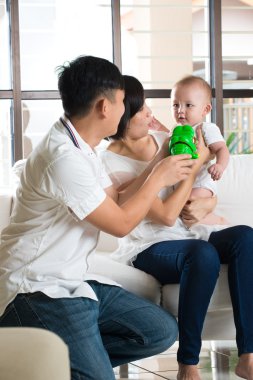 Asya üst bebekle oynarken