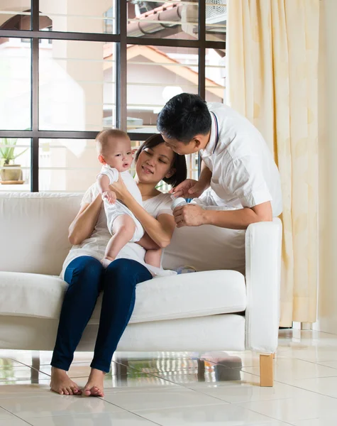 Asiatische Eltern füttern Kleinkind — Stockfoto