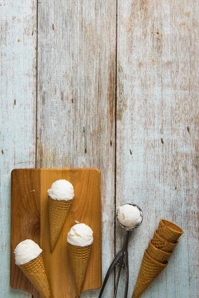 Ванильное мороженое с приготовлением, вид сверху вниз — стоковое фото