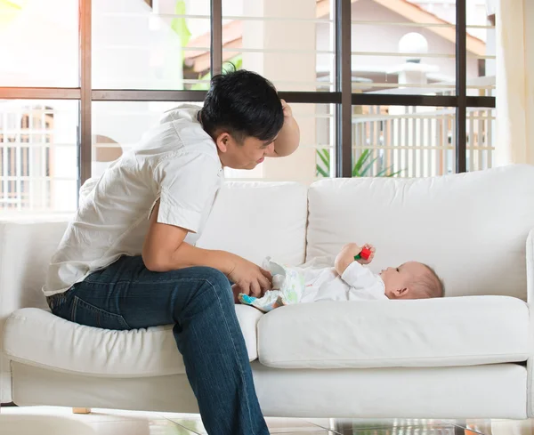 Asiático padre tener problemas chaging pañal — Foto de Stock