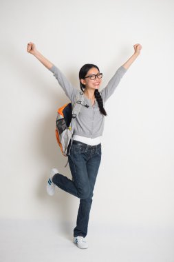 Asyalı üniversiteli kız neşe içinde başarı kutluyor