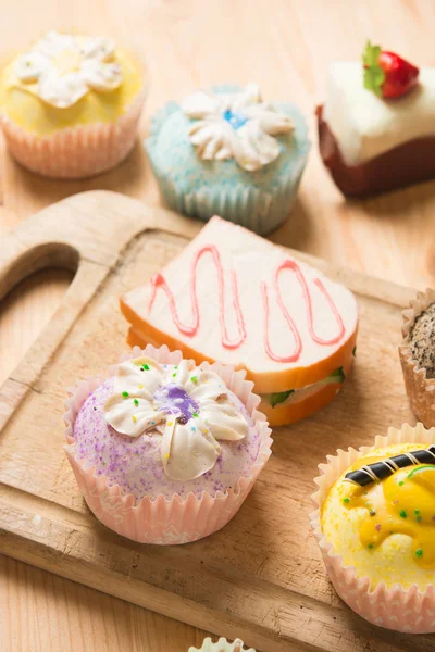 食品の背景を持つカップケーキ — ストック写真