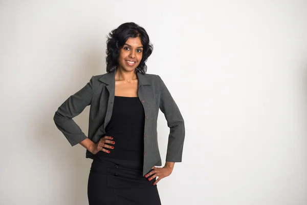 Indiano donna d'affari con sfondo semplice — Foto Stock