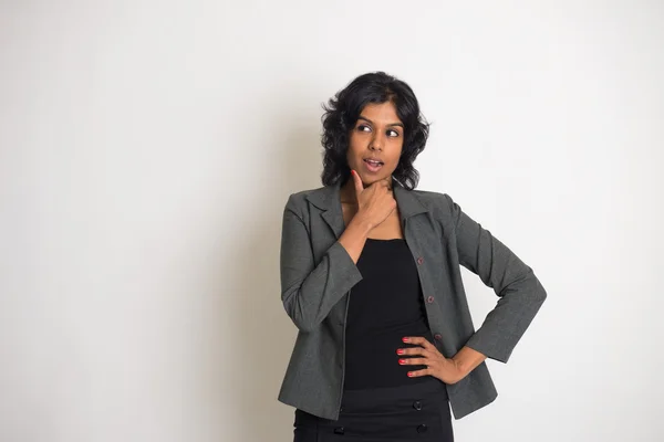 Indische Geschäftsfrau mit schlichtem Hintergrund — Stockfoto