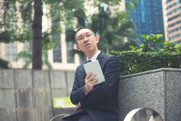 Asiático negocio macho usando portátil ordenador en parque en hong kong —  Fotos de Stock