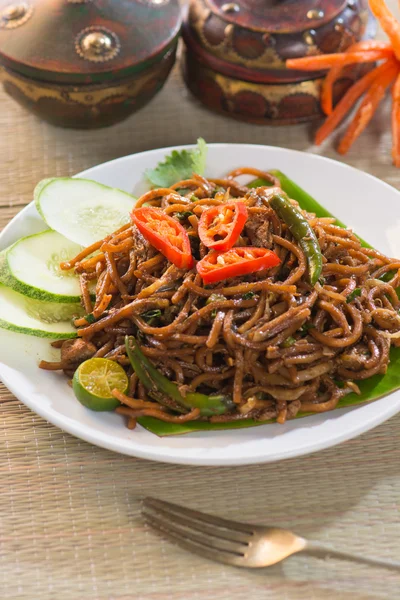 Fideos fritos asiáticos picantes —  Fotos de Stock