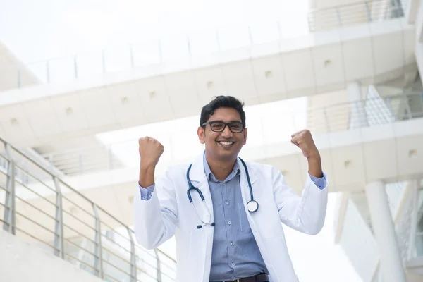 Indischer Arzt feiert Erfolg im Outdoor-Krankenhaus — Stockfoto