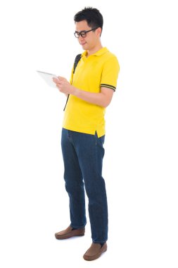 Asyalı öğrenci dijital tablet kullanma