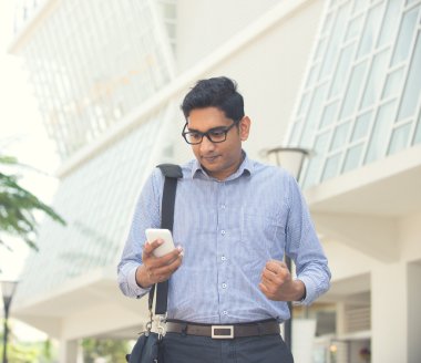 Hintli işadamı bir smartphone