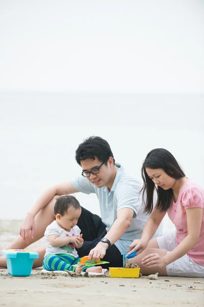 Família asiática brincando em uma praia — Fotografia de Stock