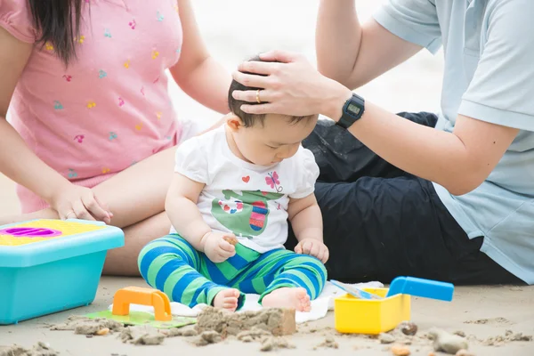 Asian family playing on a beach — Stock Photo, Image