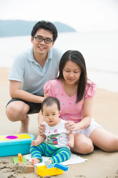 Азиатская семья играет на пляже — стоковое фото