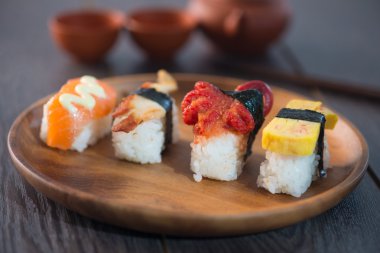 çeşitli suşi