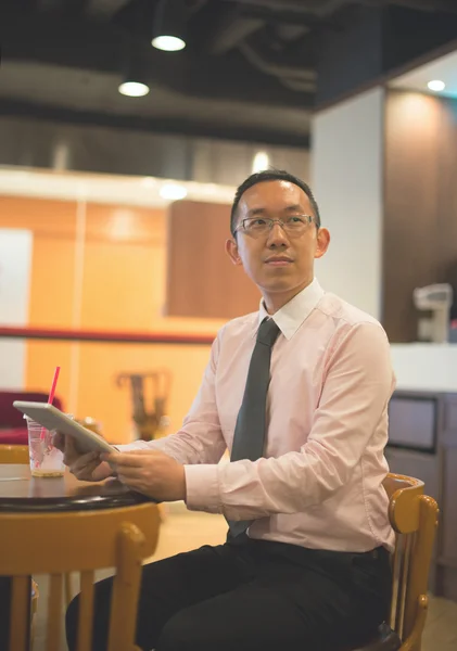 Hombre de negocios con tablet — Foto de Stock