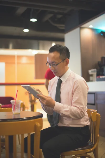 Hombre de negocios con tablet — Foto de Stock