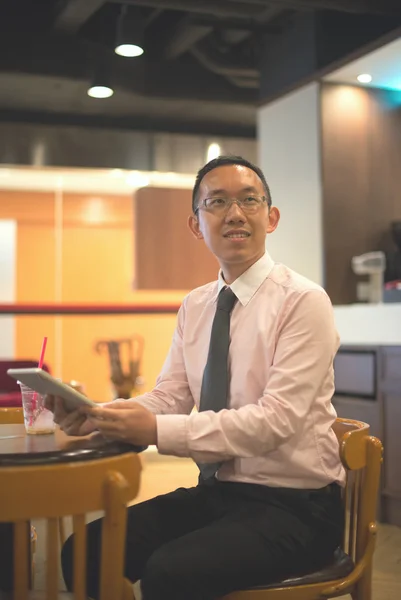 Hombre de negocios con tablet — Foto de Stock