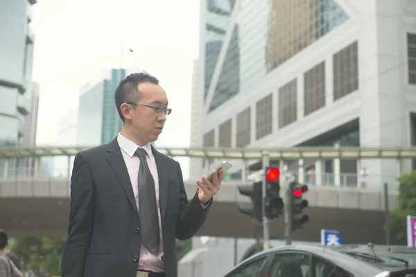 Homme d'affaires dans le quartier central occupé — Photo